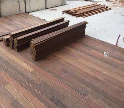 Posa esterna di decking in legno di essenza esotica